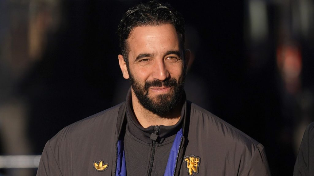 روبن أموريم: مدرب مانشستر يونايتد يؤكد أنه مدير فني وليس مدربًا بعد التعادل مع ليدز.