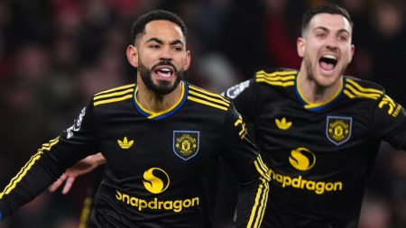 أرسنال 2-3 مانشستر يونايتد: هدف ماتيوس كونها في الدقيقة 87 يحسم الفوز لفريق مايكل كاريك.