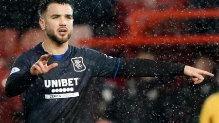 نيكُو راسكين: لاعب خط وسط رينجرز يُظهر رشّ الماء على مشجع بعد الفوز على أبردين.