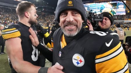 فوز فريق بيتسبيرغ ستيلرز على بالتيمور رافينز 26-24 ويحسم لقب المجموعة الشمالية (AFC North) ومقعدًا فاصلًا.