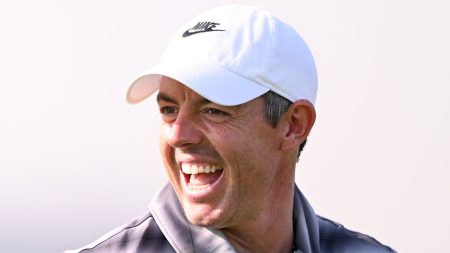 روري ماكلروي، بطل (ماسترز)، يتقدم لقمة بطولة دبي المفتوحة بعد الجولة الأولى.