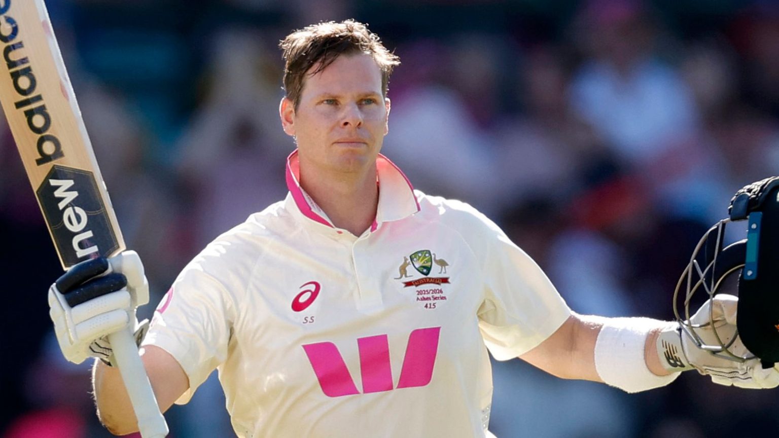 إنجلترا تجتهد في سيدني بينما يسجل ستيف سميث وترافيس هيد قرنين في (The Ashes) الأخيرة.