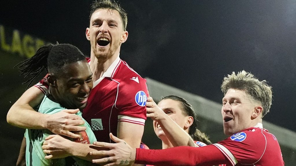 فريق نوتنغهام فورست يتعادل مع ريكسهام 3-3 ويخسر بركلات الترجيح 4-3 في (كأس الاتحاد الإنجليزي).