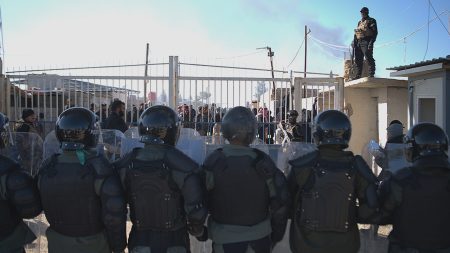 لا يزال مقاتلو داعش طليقين بعد خرق سجن في سوريا وسط فوضى.