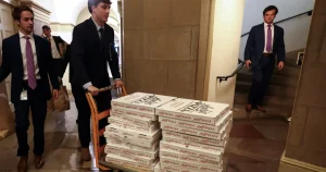 مع تصاعد تهديدات ترمب.. “مؤشر البيتزا” يسجل ارتفاعاً قياسياً في واشنطن