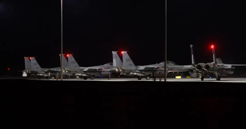 الجيش الأميركي يعلن بدء نقل معتقلي “داعش” من سجون شمال شرق سوريا إلى العراق