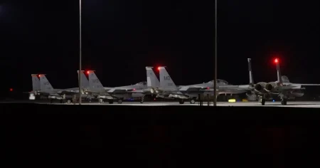 الجيش الأميركي يعلن بدء نقل معتقلي “داعش” من سجون شمال شرق سوريا إلى العراق