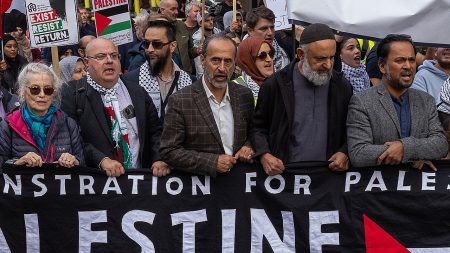 فرضت إدارة ترامب عقوبات على ناشط مقيم في بريطانيا بتهمة الارتباط بحماس.