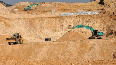 أهداف الاتحاد الأوروبي المناخية مهددة بغياب المواد الخام الحيوية من الصين، بحسب تقرير مدققي الاتحاد.