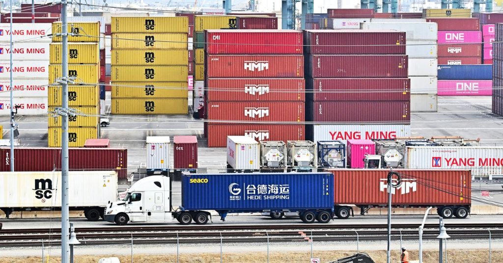 المحكمة العليا تحكم ببطلان معظم رسوم التعريفة الجمركية التي فرضها دونالد ترامب.