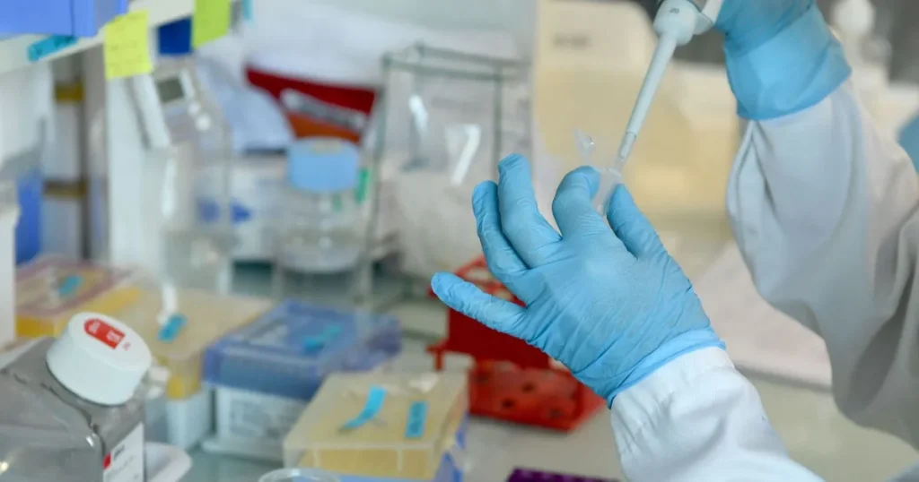 دراسة: آلية ذكية للمناعة في السيطرة على الالتهاباتتوصلت دراسة علمية إلى تفسير دقيق لدور الإنترفيرون في إنهاء الالتهابات بعد العدوى، عبر توجيه الخلايا المناعية للتخلص من الخلايا المصابة بطريقة آمنة، ومنع انفجارها وانتشار مسببات الالتهاب، ما يفتح آفاقًا جديدة لعلاج الالتهابات المزمنة.01 فبراير 2026 13:45