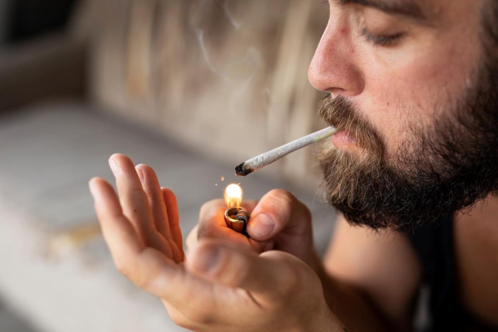 يُعرب أقارب عن قلقهم بشأن كمية القنب التي يدخنونها.