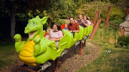 تفتتح مناطق جذب سياحي للألعاب (Paw Patrol, Pokémon, LEGO) في عام 2026.