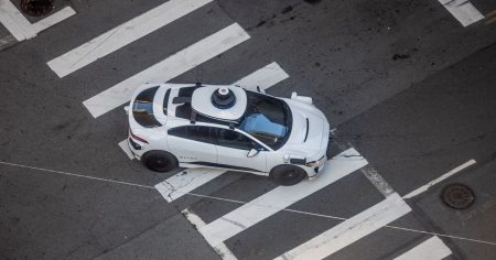 محاولة تدريب سيارات وايمو (Waymo) على التوقف لحافلات المدارس لم تنجح.