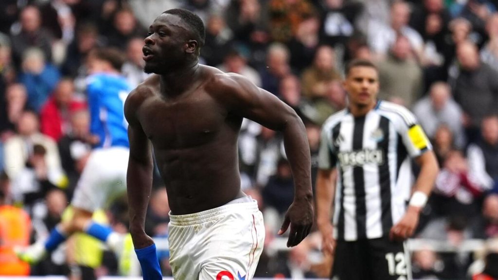 نيوكاسل 1-2 سندرلاند: فوز “القطط السوداء” في (ديربي تاين-وير) بفضل هدف برايان بروبي في الدقيقة 90.