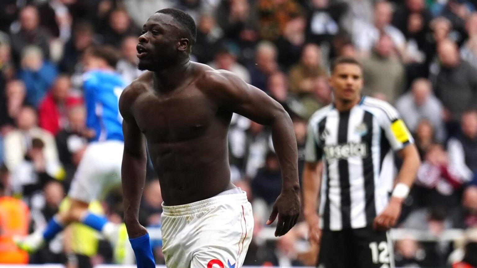 نيوكاسل 1-2 سندرلاند: فوز “القطط السوداء” في (ديربي تاين-وير) بفضل هدف برايان بروبي في الدقيقة 90.