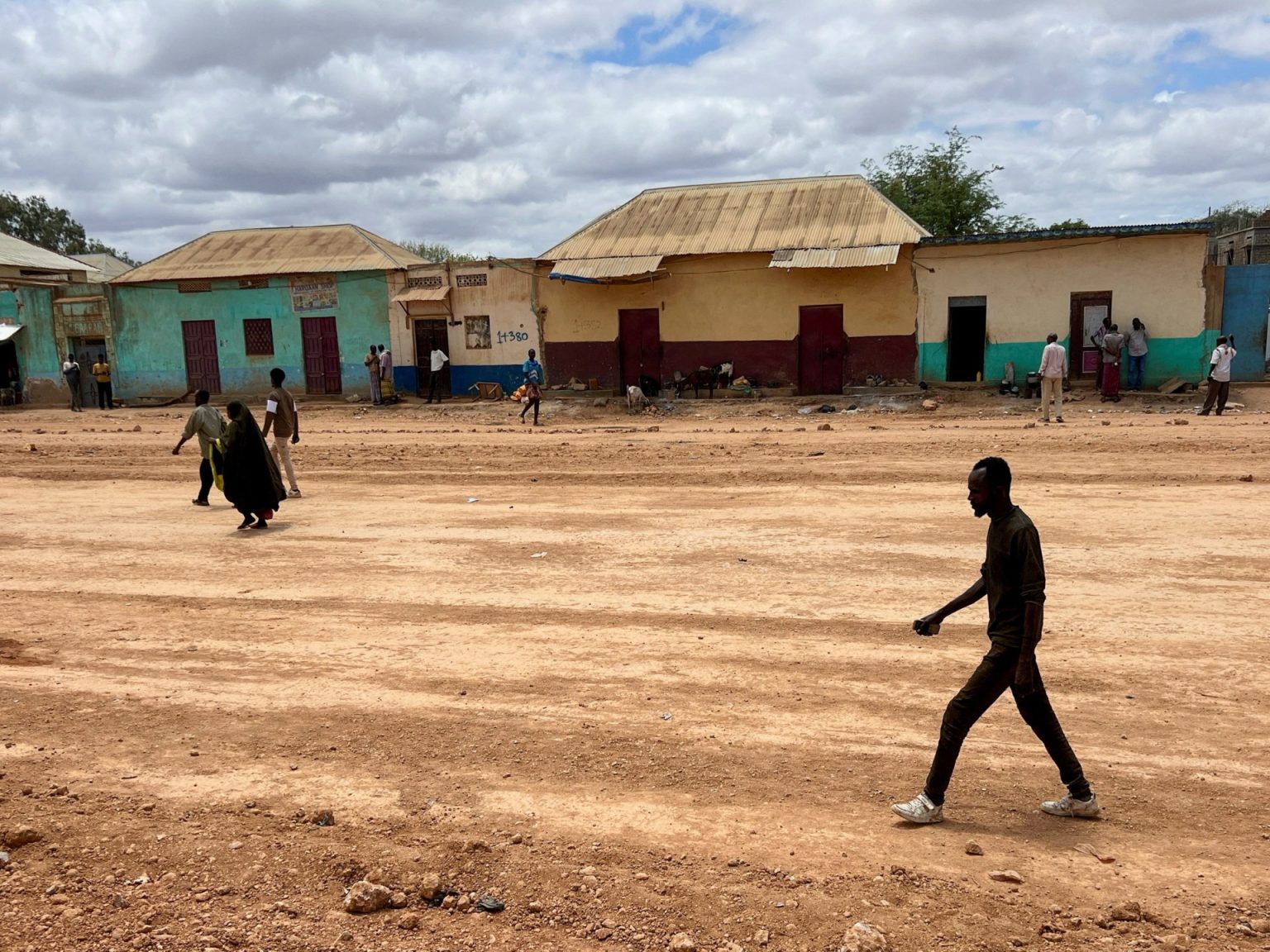 الجيش الصومالي يستعيد السيطرة على مدينة رئيسية جنوب غرب البلاد مع استقالة رئيس الولاية.