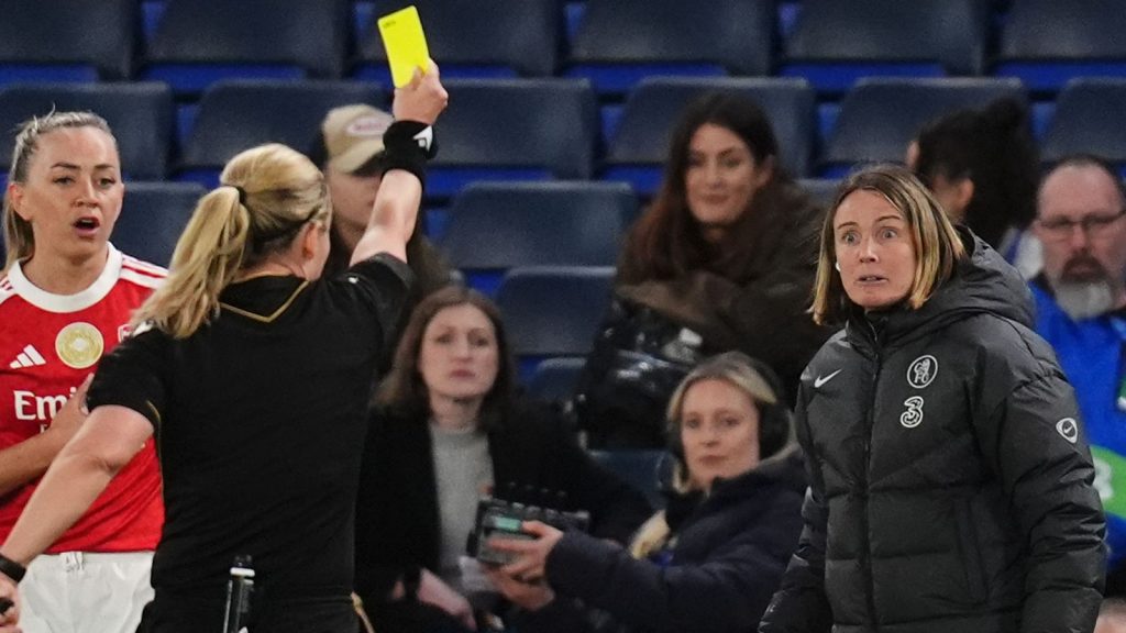 دوري الأبطال: يوافق الاتحاد الأوروبي لكرة القدم (UEFA) على دعم الحكام بعد انتقادات سونيا بومباستور.