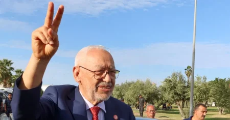 يُنقل راشد الغنوشي، زعيم المعارضة التونسية المحتجز، إلى المستشفى