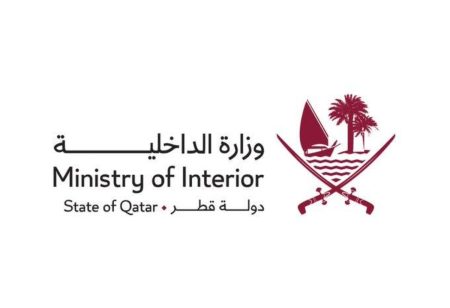 وزارة الداخلية تقبض على ثلاثة أشخاص بتهمة أنشطة طبية تجميلية غير مرخصة.