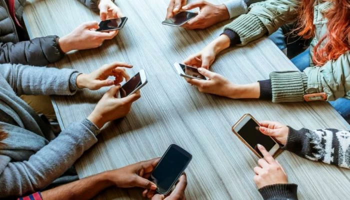 دراسة: 5 ساعات يومياً على الهاتف تؤثر على صحة المراهقين.