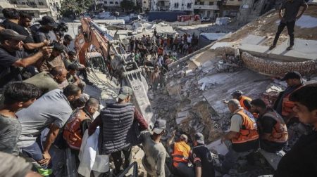 تقول الدفاع المدني في غزة إن عدد ضحايا انهيار المبنى ارتفع إلى 20، بينهم 5 أطفال.