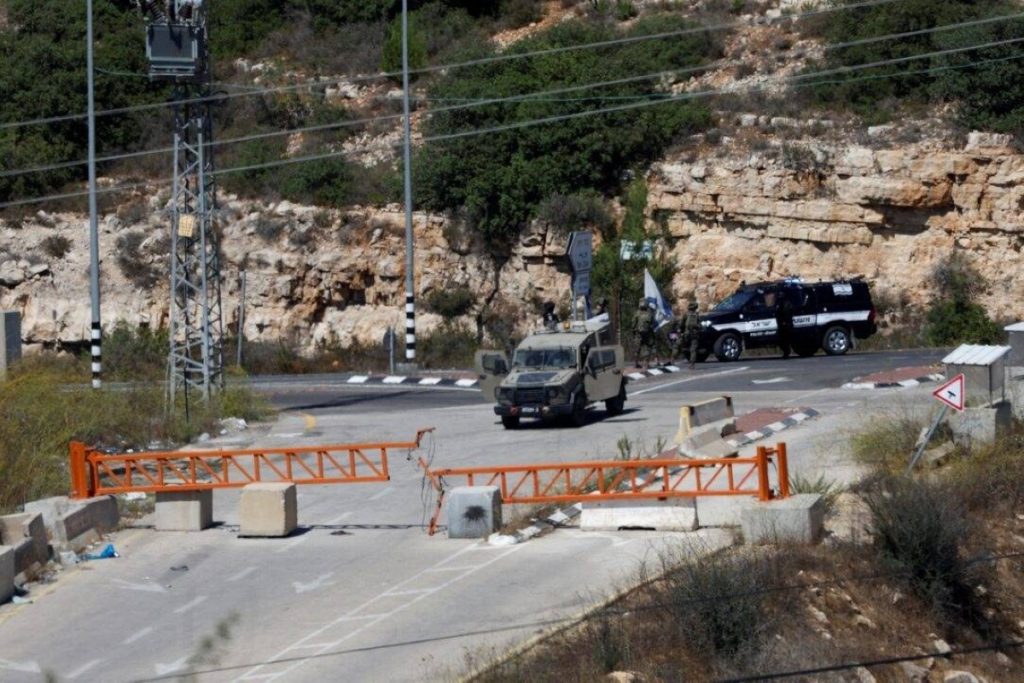 مسلح فلسطيني يقتل إسرائيلياً في الضفة الغربية، والجنود يقتلون سائقاً.