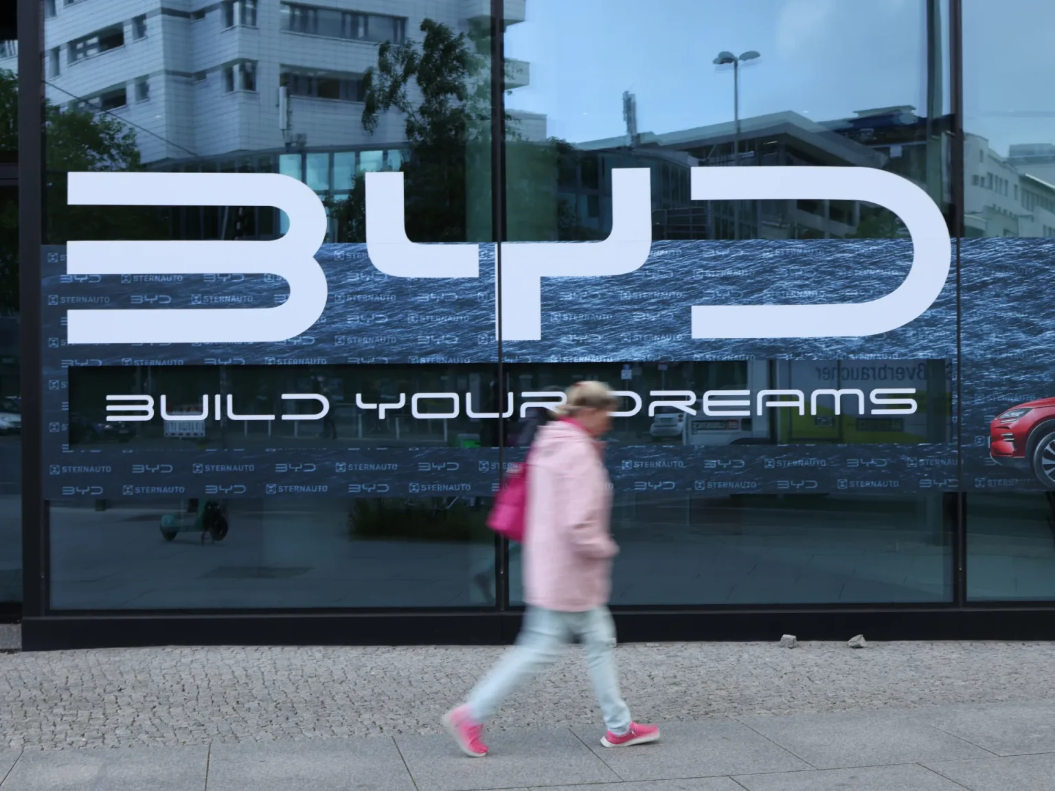 الصين تضغط على عمالقة أوروبا بفرض القيود على مرسيدس وفولكسفاغن