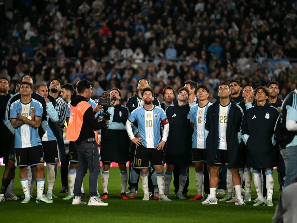 البنينيون يودعون ميسي بعد تسجيله هدفاً في مرماهم وكأنه “واحد منهم”
