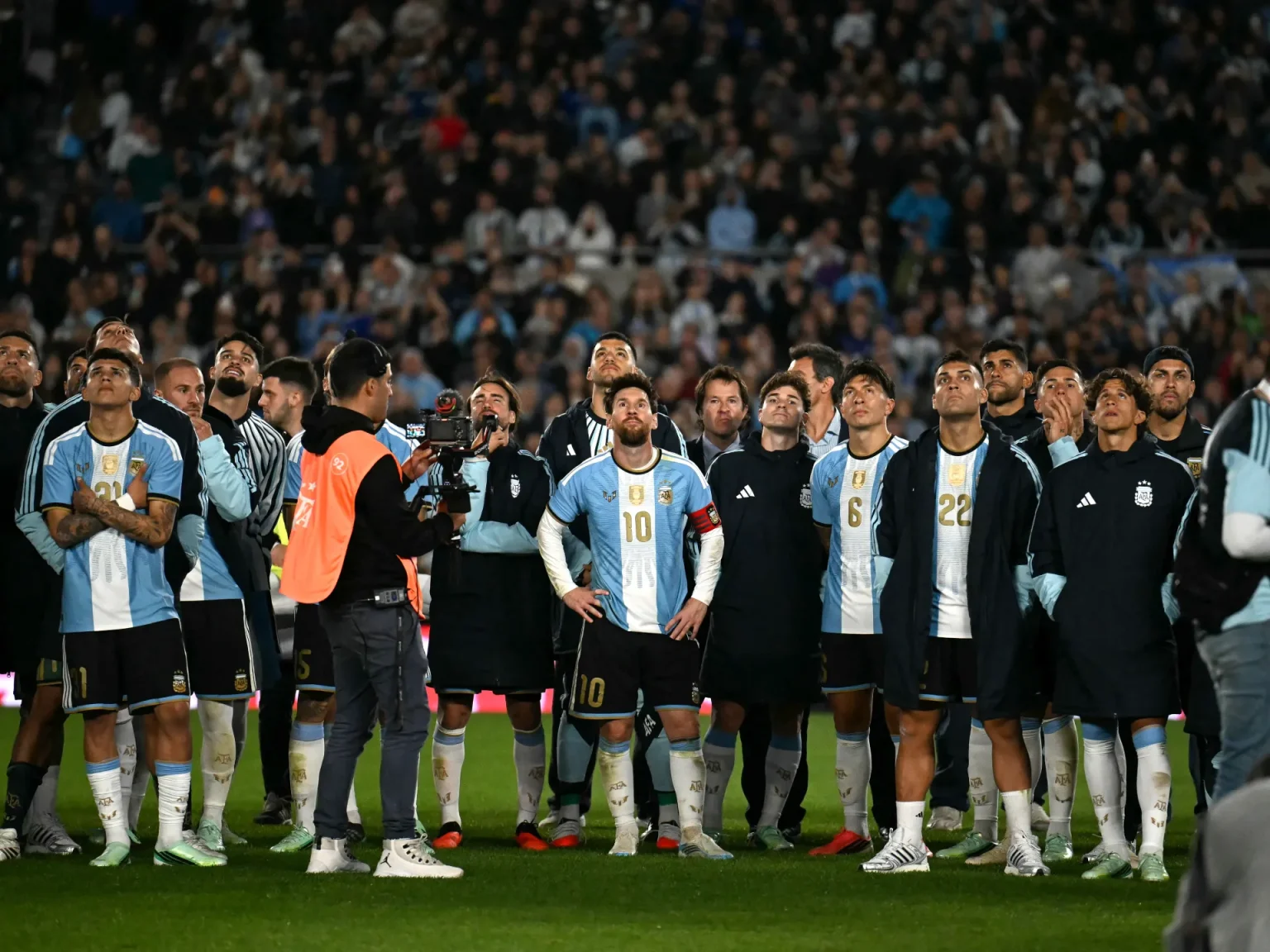 البنينيون يودعون ميسي بعد تسجيله هدفاً في مرماهم وكأنه “واحد منهم”