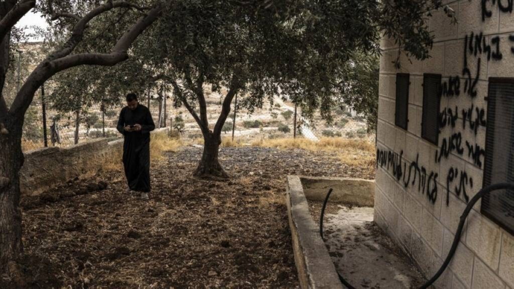 مستوطنون إسرائيليون يضرمون النار في مسجد بالضفة الغربية المحتلة